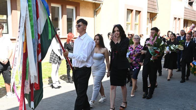Virágok, mosolyok és érzelmek: a szolnoki faipari diákok búcsúja - képgalériával