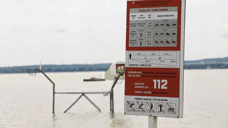 Lőttek a napfényes strandolásnak? Itt a viharos szél, ami mindent felforgat!