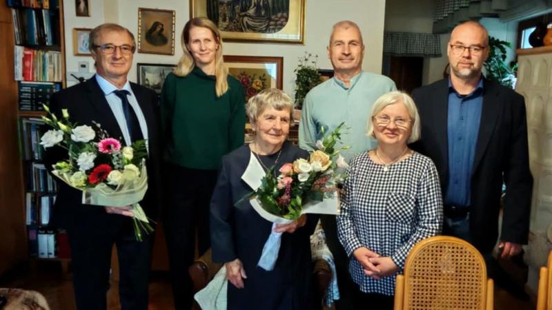 A falu legidősebb lakója, aki már 95 évet tudhat maga mögött, különleges ünnepség keretein belül került köszöntésre a vármegyeszékhelyen. De vajon miért éppen ott? Most felfedjük a titkot!