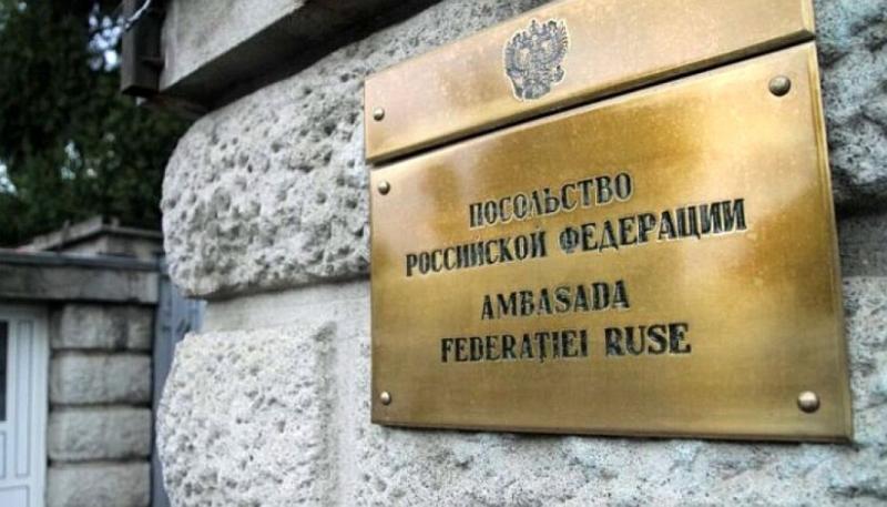 Egy férfi autójával megpróbálta áttörni a bukaresti orosz nagykövetség kapuját.