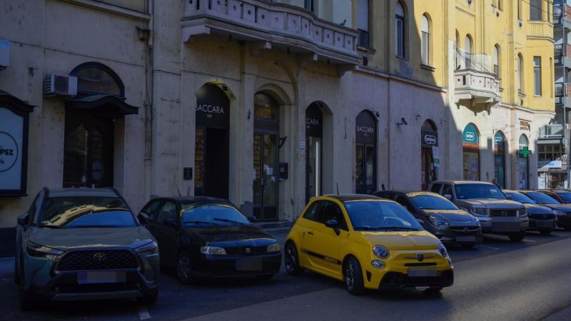 Egy szegedi oktató véleménye szerint, bár a belvárosban való tolatva parkolás teljesen megszokottá vált, mégis akadnak hátrányai, amelyekre érdemes figyelni.