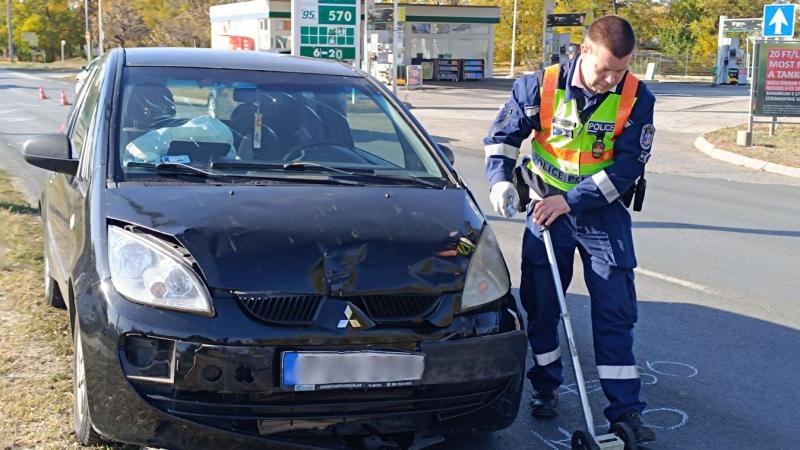 Figyelmetlen sofőr kanyarodott be egy autóba, amely súlyos következményekkel járt: egy nyolcéves kislányt sürgősségi ellátásra szállítottak. A balesetről készült fotók és videók is megjelentek.