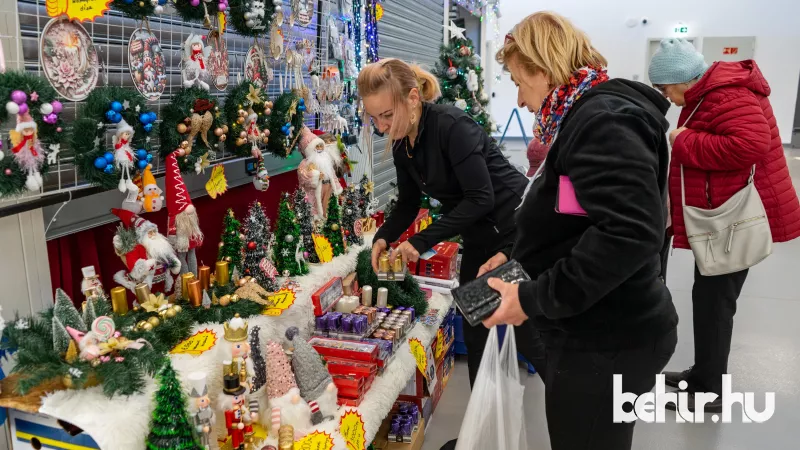 Az Adventi Vásár továbbra is várja az érdeklődőket a Csabai Piac szívében, ahol a karácsonyi hangulat és a helyi ízek varázsa egyaránt fellelhető. Ne hagyd ki ezt a különleges élményt, ahol különféle kézműves termékek és finomságok várnak rád!