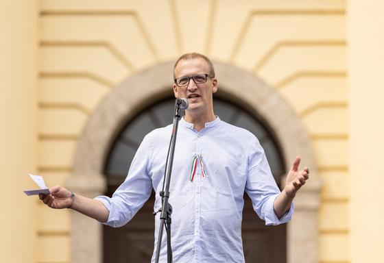 Érdemtelenségre hivatkozva azonnali hatállyal elbocsátották Tarr Zoltán feleségét Lázár János minisztériumából.