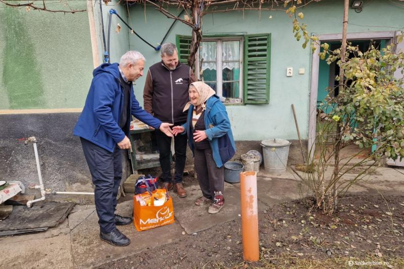 Terepjárók segítségével jutottak el a karácsonyi ajándékcsomagok Kányád és Székelyderzs településeire. | Székelyhon