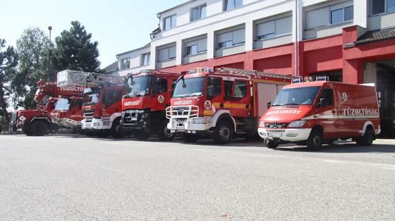 Debrecenben tűz keletkezett egy csarnoképületben, amely miatt negyven embernek kellett sürgősen elhagynia az épületet.