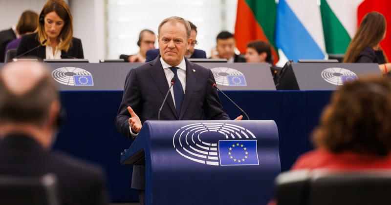 Donald Tusk arra ösztönözte Európát, hogy fokozza a védelmi képességeit, míg Deutsch Tamás a helyzetet politikai bírálattal kommentálta, utalva a diktatúrák veszélyeire.