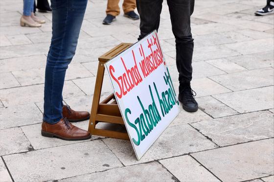 A rendőrség tájékoztatása szerint a keddi demonstrációt követően a tömegben egy férfi vandalizmusra ragadtatta magát, és megrongálta az Erzsébet híd közelében parkoló kisteherautót.