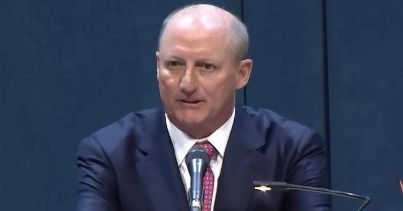 Képzelj el egy átlagos jéghokirajongó apukát, aki a mindennapjaiban a fagyott jégen való küzdelmek és a családi kötelékek között egyensúlyozik. Most azonban hirtelen a nyakába szakadt 350 milliárd dollár készpénz, ami teljesen megváltoztatja az életét. Az