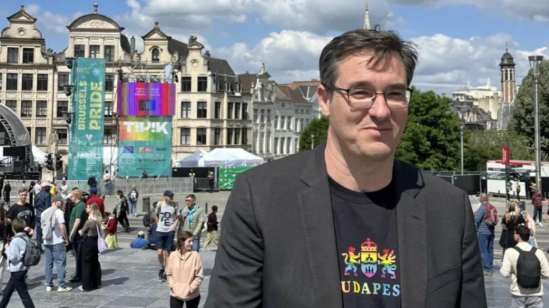 Szivárvány Geri a brüsszeli szivárványfesztiválon hívta fel a figyelmet a budapesti rendezvényre.