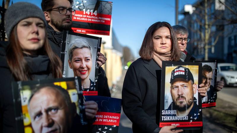 Exkluzív hír: kiszabadult a belorusz ellenzék egyik kiemelkedő alakja, Szvjatlana Cihanouszkaja férje, aki több más politikai fogollyal együtt nyerte vissza szabadságát.