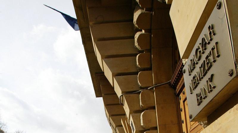 Itt a pillanat, amikor az MNB döntése a színre lép! Bár a hivatalos eredmények még váratnak magukra, bátran megkockáztatjuk, hogy egy cetlire feljegyezzük, mekkora lesz a kamat.