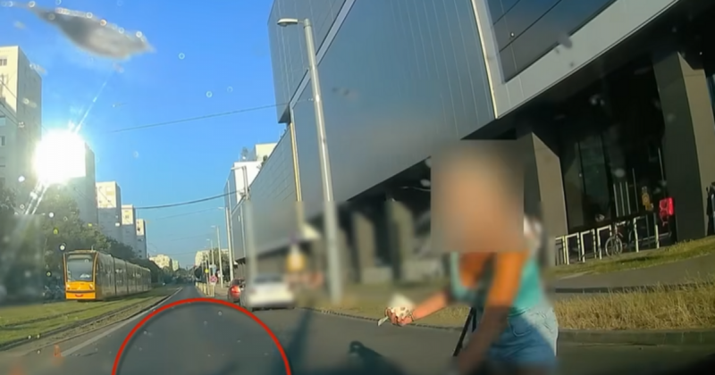 A gyalogos, miután átkelt a piroson, bosszúsan köpött egyet, miután a mögötte haladó autós türelmetlenül rá dudált.
