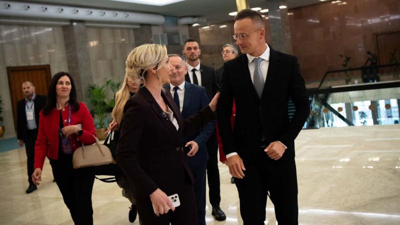 Szijjártó Péter hangsúlyozta, hogy a magyar gazdasági stratégia és az adópolitika középpontjában a családok támogatása áll. E megközelítés célja, hogy olyan környezetet teremtsenek, amely elősegíti a családok jólétét és megerősíti a társadalmi struktúráka