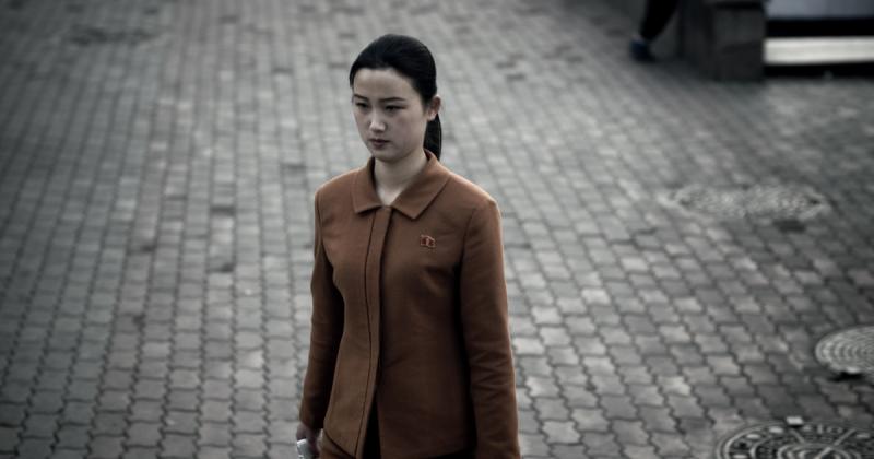 Észak-Koreában rendkívül szigorú büntetésekkel kell szembenézniük a nőknek, akik bizonyos szabályokat megszegnek. Az ilyen vétségek következményeként akár munkatáborba is kerülhetnek, ami rendkívül nehéz körülményeket jelent számukra.