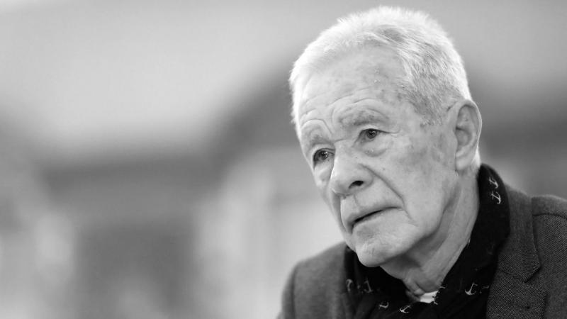 Mezey György, a magyar labdarúgás kiemelkedő alakja, aki utolsó alkalommal a válogatottat a világbajnokságon vezette, sajnálatos módon elhunyt. Emlékét mindig megőrizzük, hiszen pályafutása során sokat tett a sportág népszerűsítéséért és fejlődéséért Magy