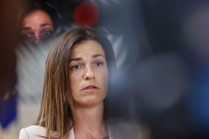 Varga Judit egy meglepő helyszínen bukkant fel, ami azonnal felkeltette a körülötte lévők figyelmét. Az emberek szinte egy időben fordultak felé, kíváncsian nézve egymásra, hiszen a helyzet szokatlan volt.