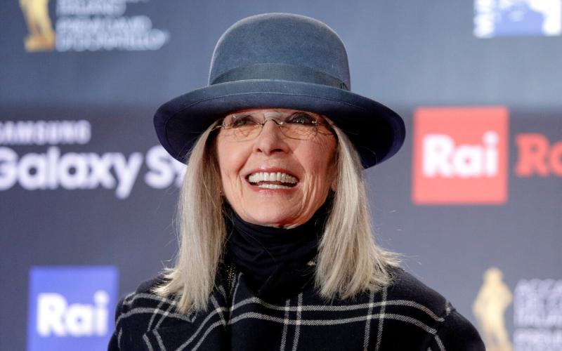 Elhunyt Diane Keaton, a világhírű Oscar-díjas színésznő, aki karrierje során számos felejthetetlen szerepet alakított. Az őszinte és sokoldalú tehetsége, valamint különleges stílusa örökre nyomot hagyott a filmművészetben.