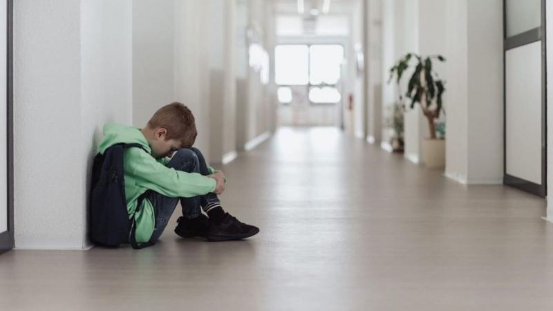 Egy 13 éves német fiú Bajorországban szembesült bántalmazással, miután osztálytársai, akik muszlim háttérrel rendelkeznek, kifogásolták az uzsonnáját. Az eset felveti a kulturális különbségekből adódó feszültségeket és a fiatalok közötti tolerancia fontos