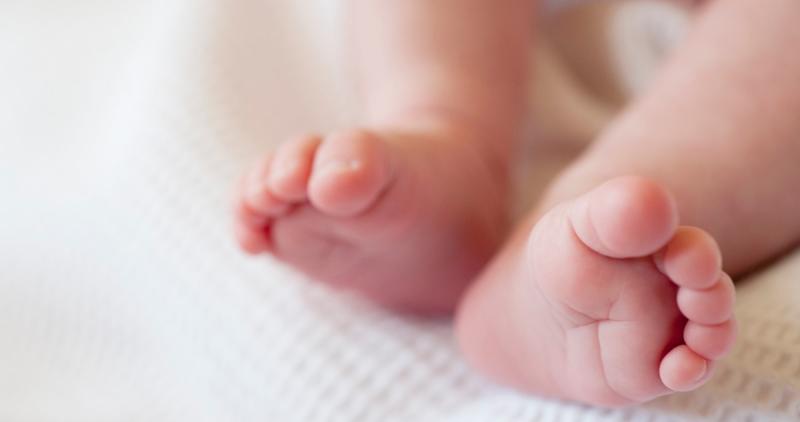 Egy elhagyatott szemetes konténerhez dőlt egy kisbaba, akit magára hagytak.