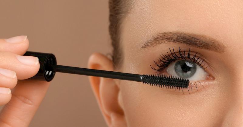 Íme egy egyedi megközelítés a vízálló szempillaspirál eltávolításához, anélkül, hogy a szempilláid szenvednének:

1. **Válassz megfelelő lemosót**: Használj olaj alapú sminklemosót vagy micellás vizet, amely kifejezetten a vízálló smink eltávolítására let