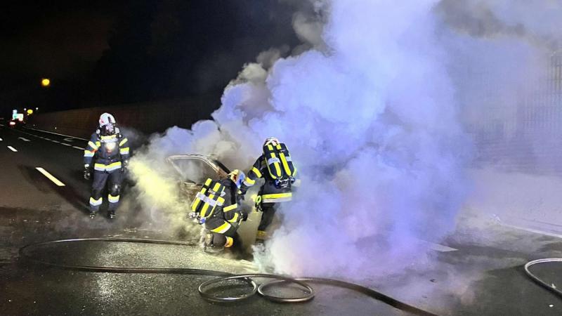 Két autós tragikus módon vesztette életét egy kiégett magyar járműben, miután egy ittas osztrák sofőr okozta a balesetet a sztrádán.