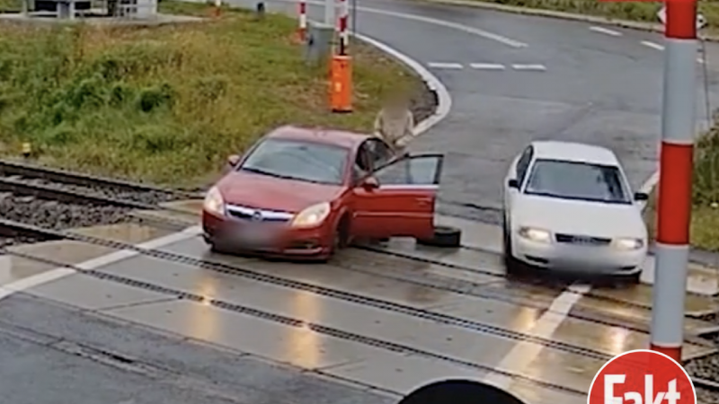 Egy szabadnapos rendőr megakadályozta a vasúti katasztrófát, ezzel hősiességét bizonyítva.